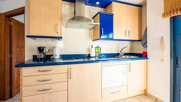 Een koelkast, een magnetron, een vaatwasser