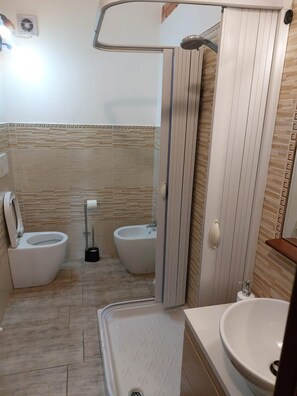 Doccia, asciugacapelli, bidet, asciugamani
