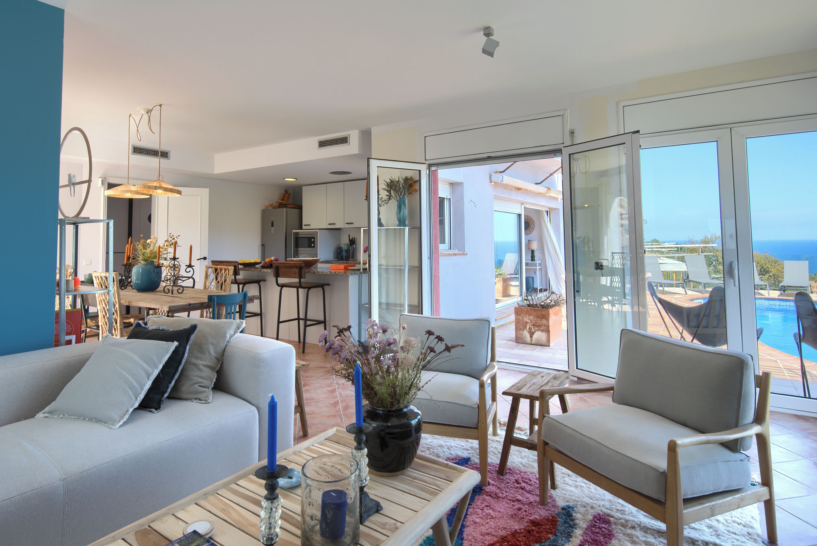 Een televisie en een open haard