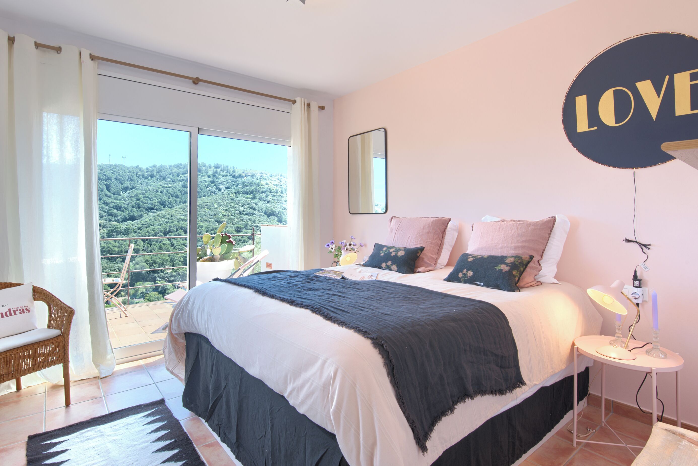 5 slaapkamers, een strijkplank/strijkijzer, gratis wifi, beddengoed