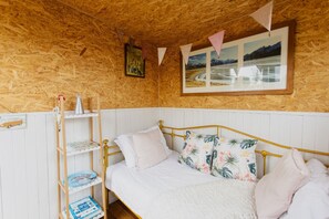 3 slaapkamers, een strijkplank/strijkijzer, gratis wifi, beddengoed