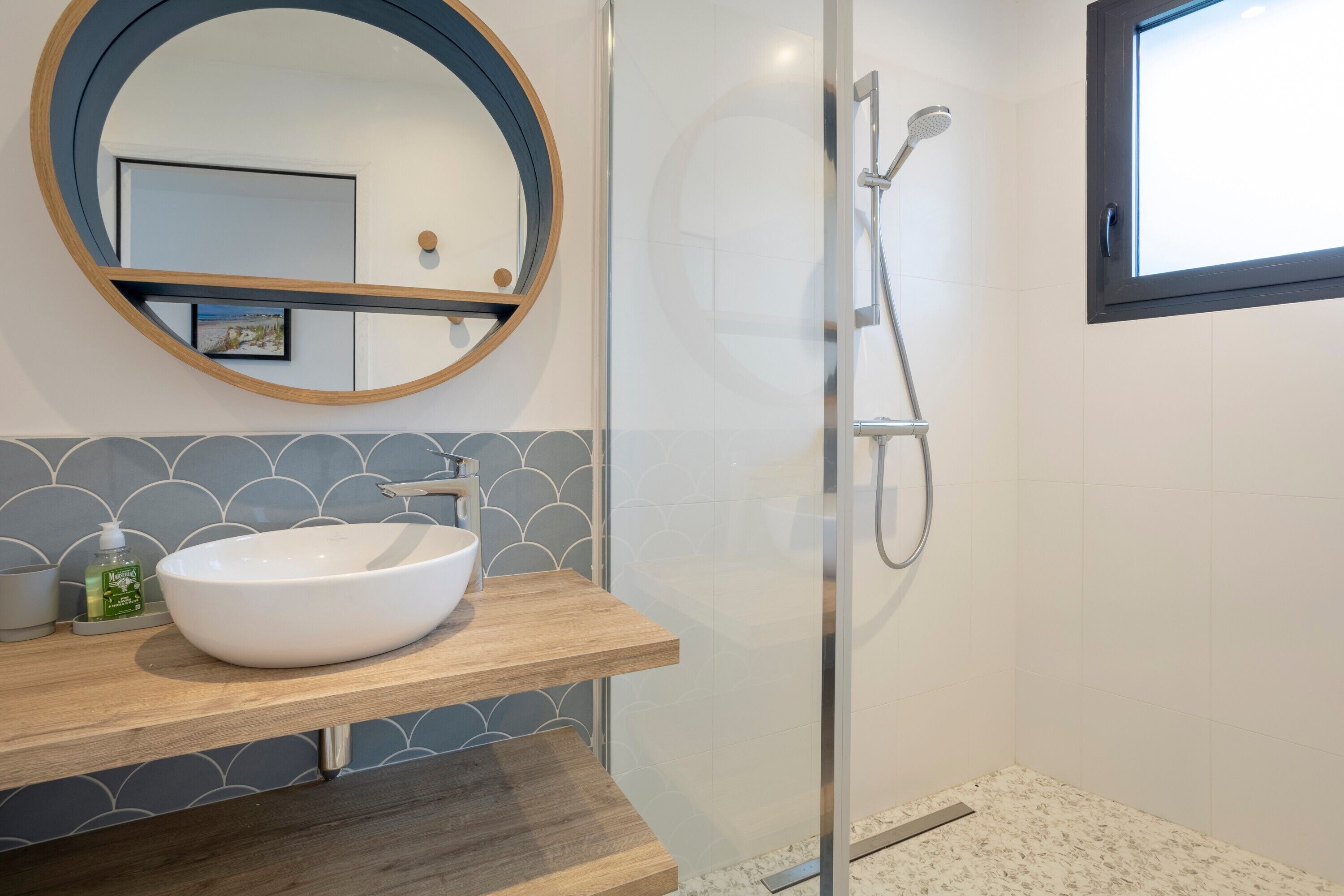 Shower, hair dryer, towels