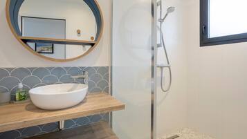 Shower, hair dryer, towels