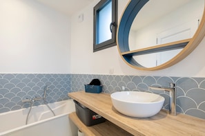 Chuveiro, secador de cabelo, toalhas de banho 