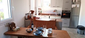 Kylskåp, mikrovågsugn, ugn och spishäll
