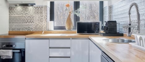 Fridge, microwave, oven, stovetop