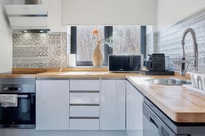 Jääkaappi, mikroaaltouuni, uuni, liesi