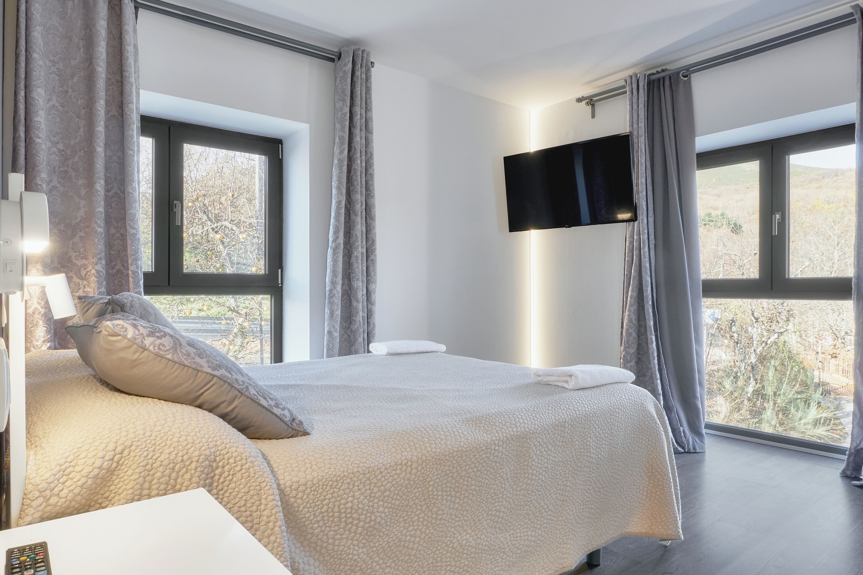 6 室のベッドルーム、アイロン / アイロン台、WiFi (無料)、ベッドシーツ