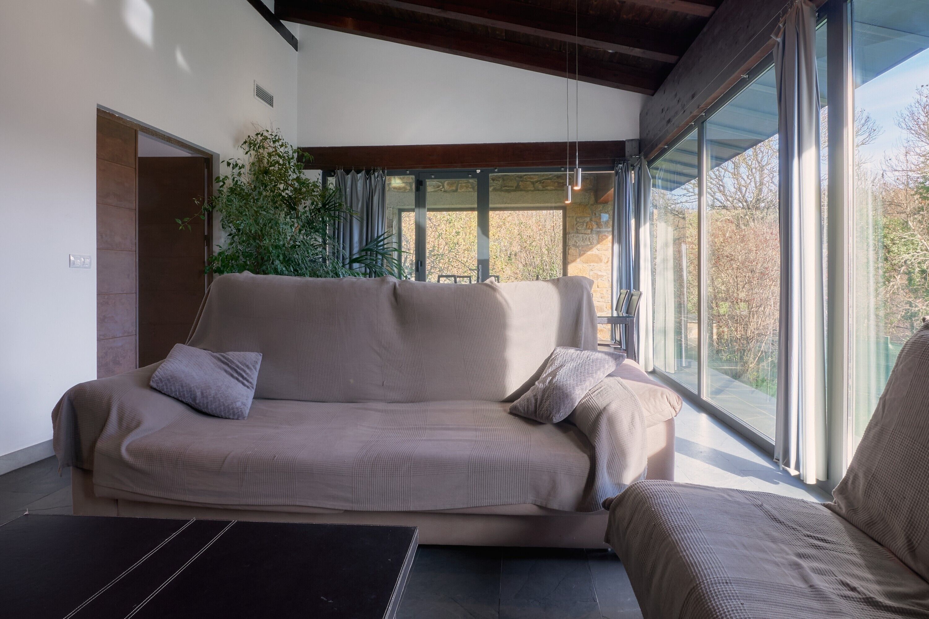 Televisión y chimenea 