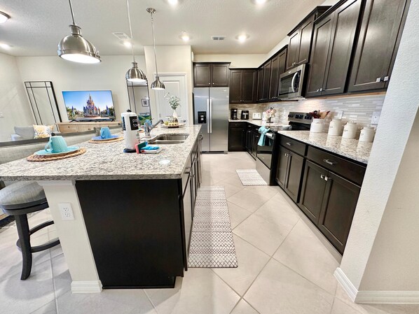 ثلاجة، ميكروويف، فرن، موقد طهي مسطح