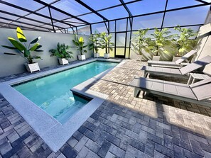 حمّام سباحة مُدفَّأ