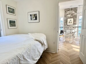 Desk, iron/ironing board, WiFi, bed sheets