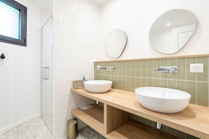 Shower, hair dryer, towels
