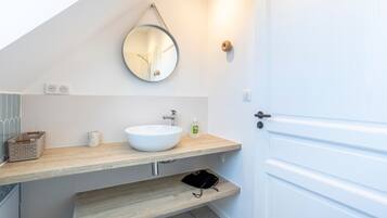 Bruser, hårtørrer, håndklæder