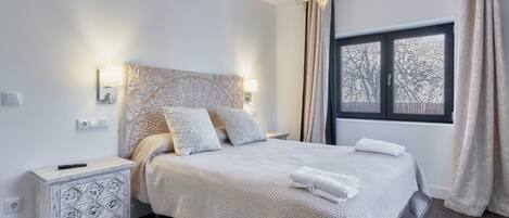 2 عدّة غرف نوم ومكواة/لوح كي وواي فاي مجانًا وملاءات أسرّة