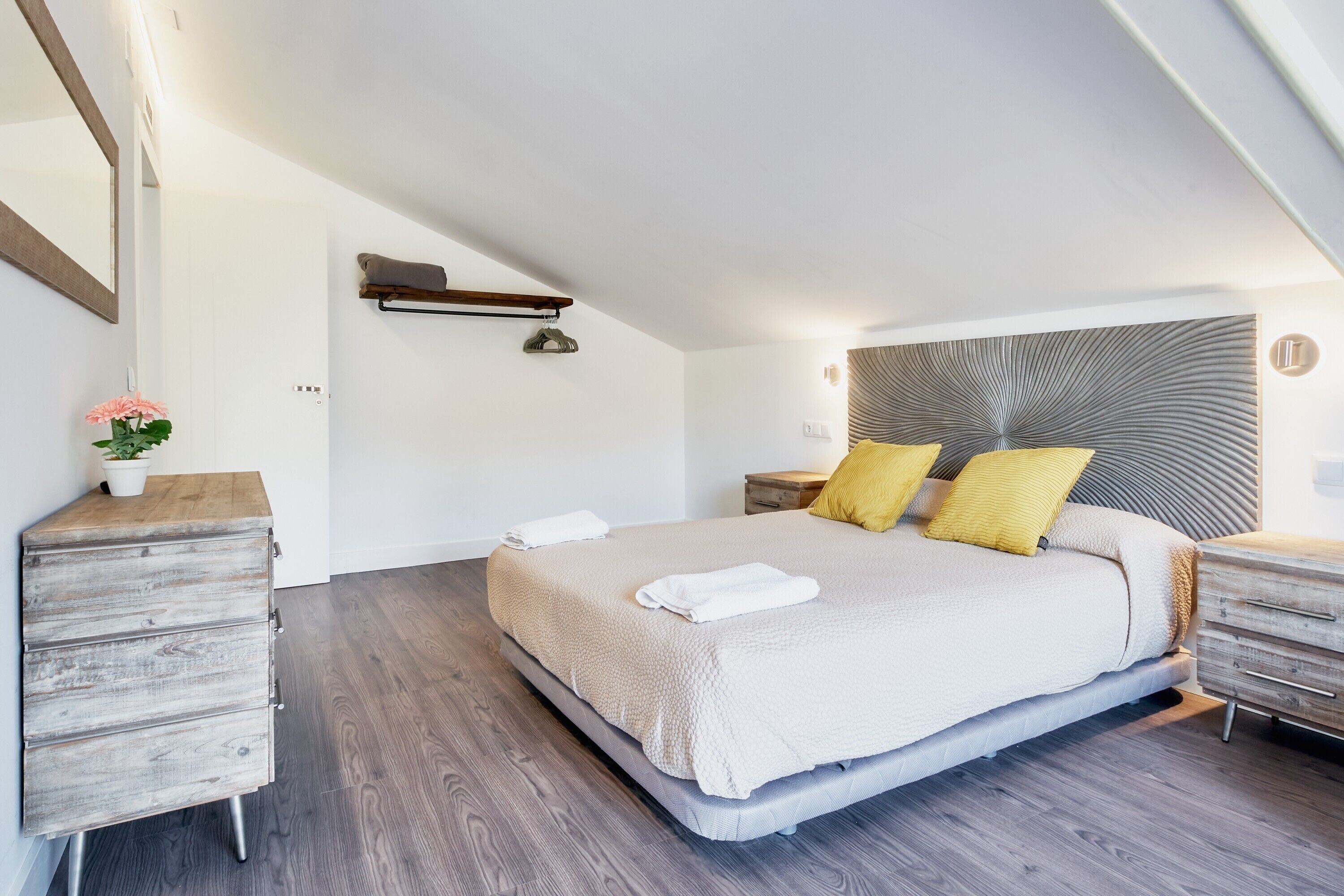 3 slaapkamers, een strijkplank/strijkijzer, gratis wifi, beddengoed