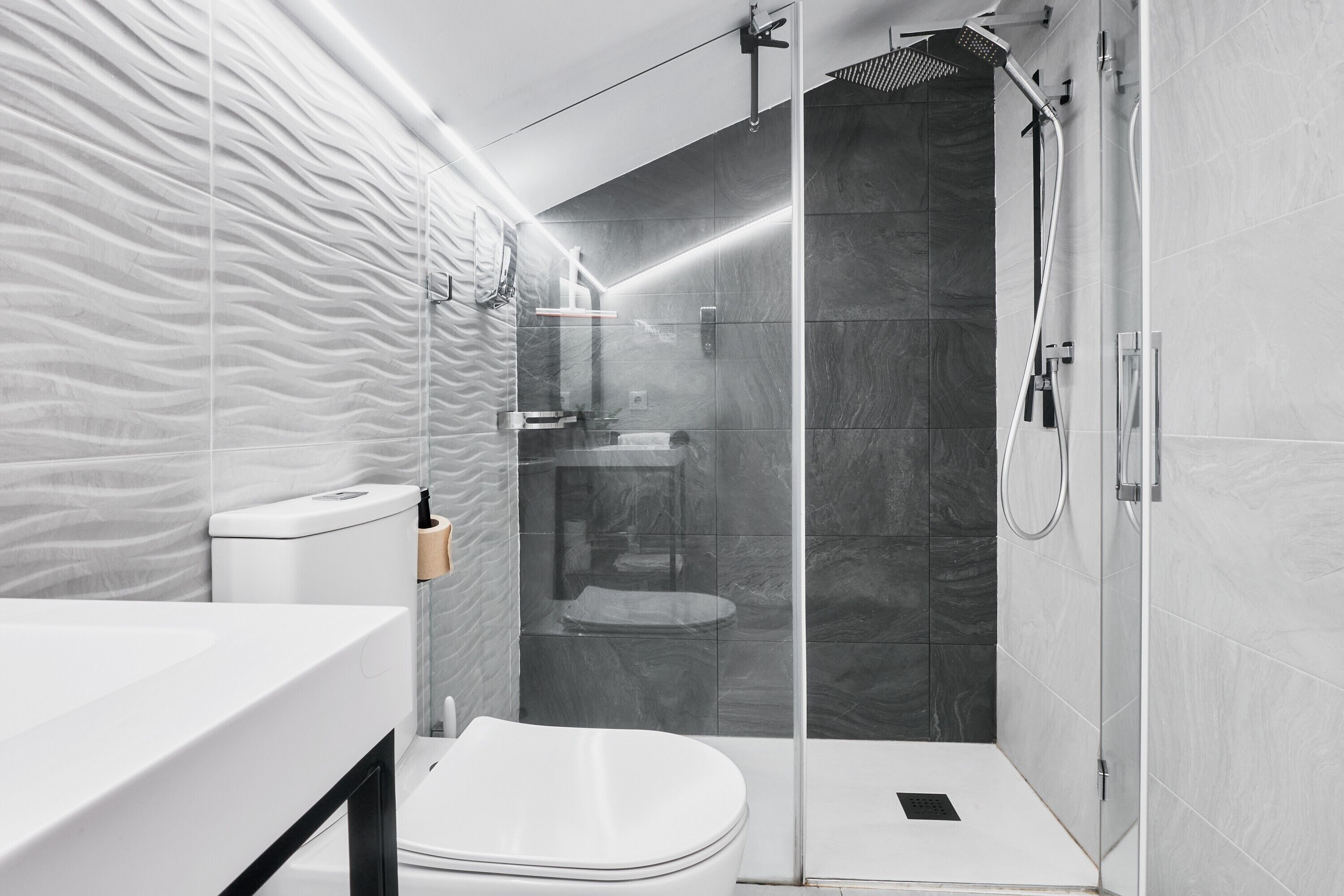 Een douche, een haardroger, handdoeken