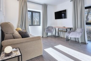TV - Apartment 'Marel' with Mountain View, Wi-Fi and Air Conditioning (Cerdillo de Sanabria)