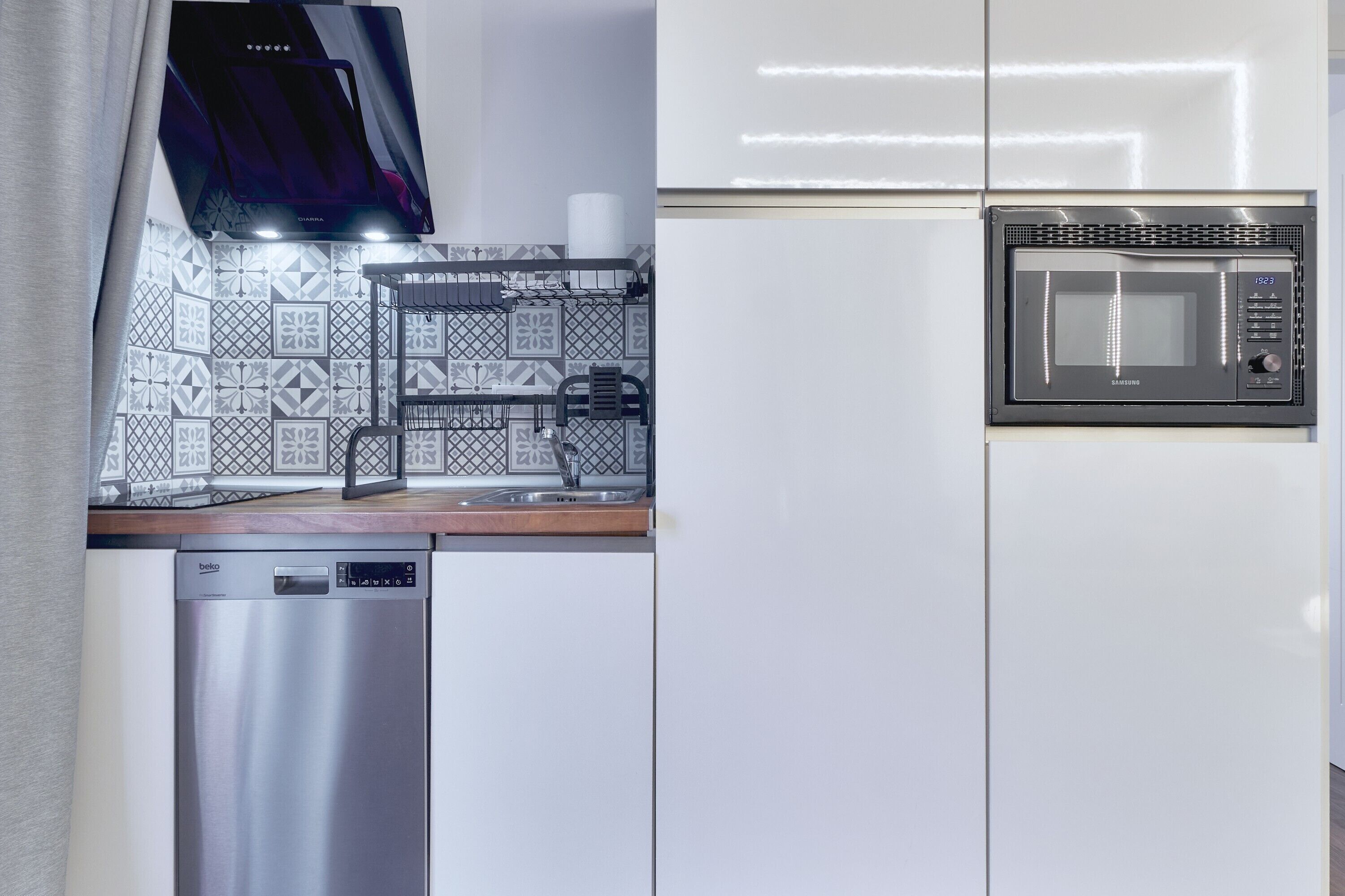 Frigorífico, microondas, horno y placa de cocina