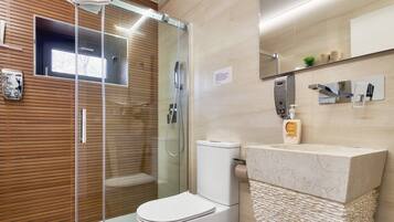 Een douche, een haardroger, handdoeken