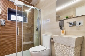 Douche, sèche-cheveux, serviettes fournies