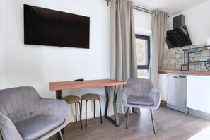 TV - Apartment 'Marel' with Mountain View, Wi-Fi and Air Conditioning (Cerdillo de Sanabria)