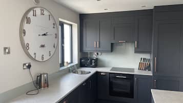 Fridge, cookware/dishes/utensils