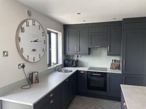 Jääkaappi, keittoastiat/astiat/ruokailuvälineet