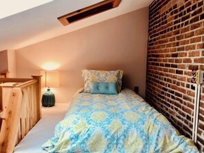 3 bedrooms, iron/ironing board, travel cot, free WiFi - NEW LISTING! Fun and Fabulous Trinity Home with Deck in Center City (Philadelphia)