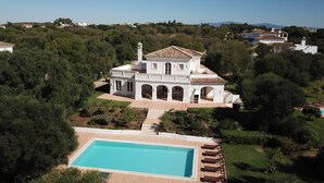 A large house with a swimming pool, surrounded by trees and a hilly landscape. - Holiday Home 'Birdie' with Private Pool, Wi-Fi, and Air Conditioning (Benalup-Casas Viejas)