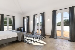 5 slaapkamers, een strijkplank/strijkijzer, gratis wifi, beddengoed