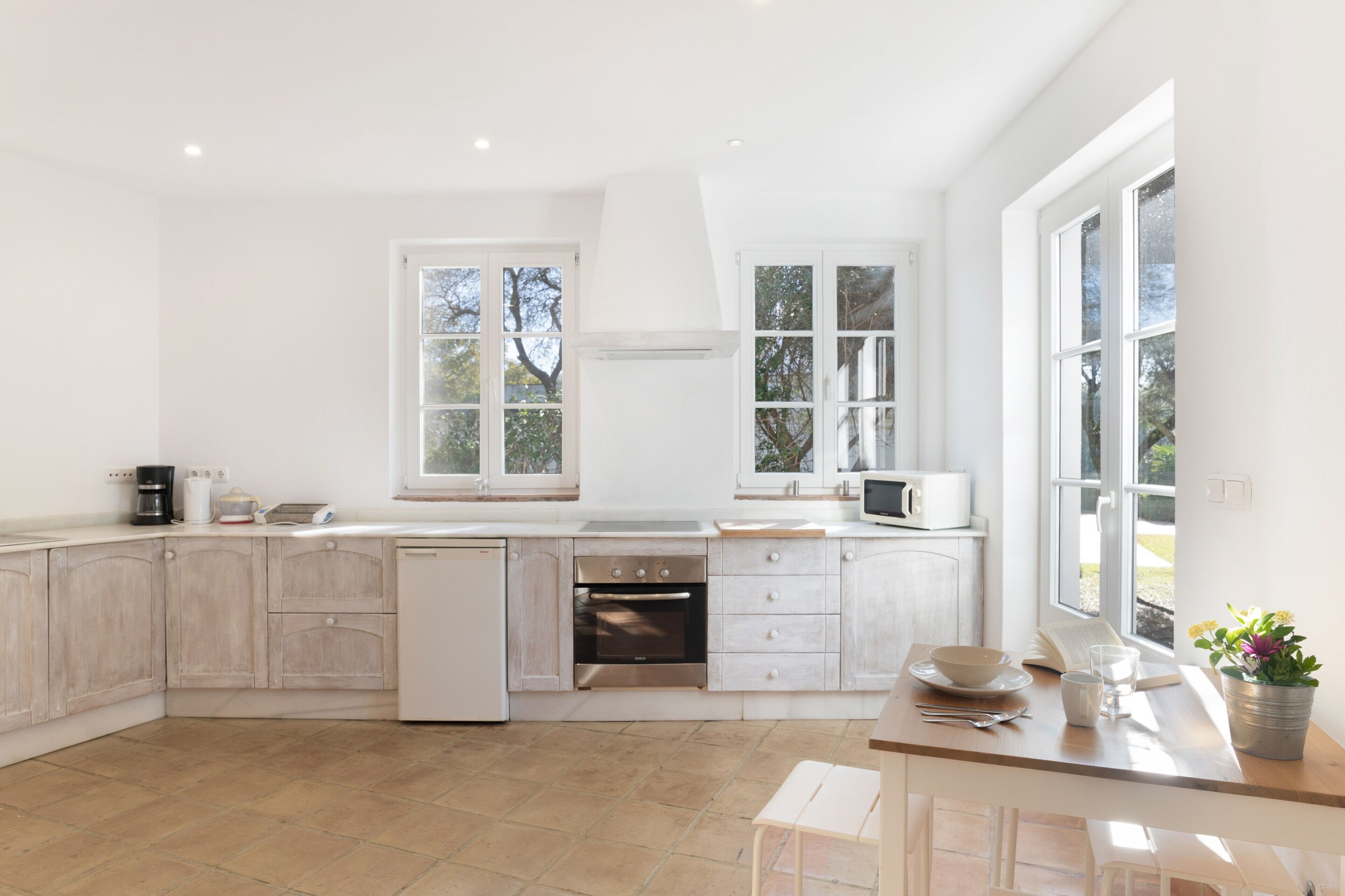 Een koelkast, een magnetron, een oven, een vaatwasser