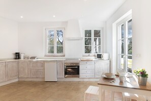 Een koelkast, een magnetron, een oven, een vaatwasser