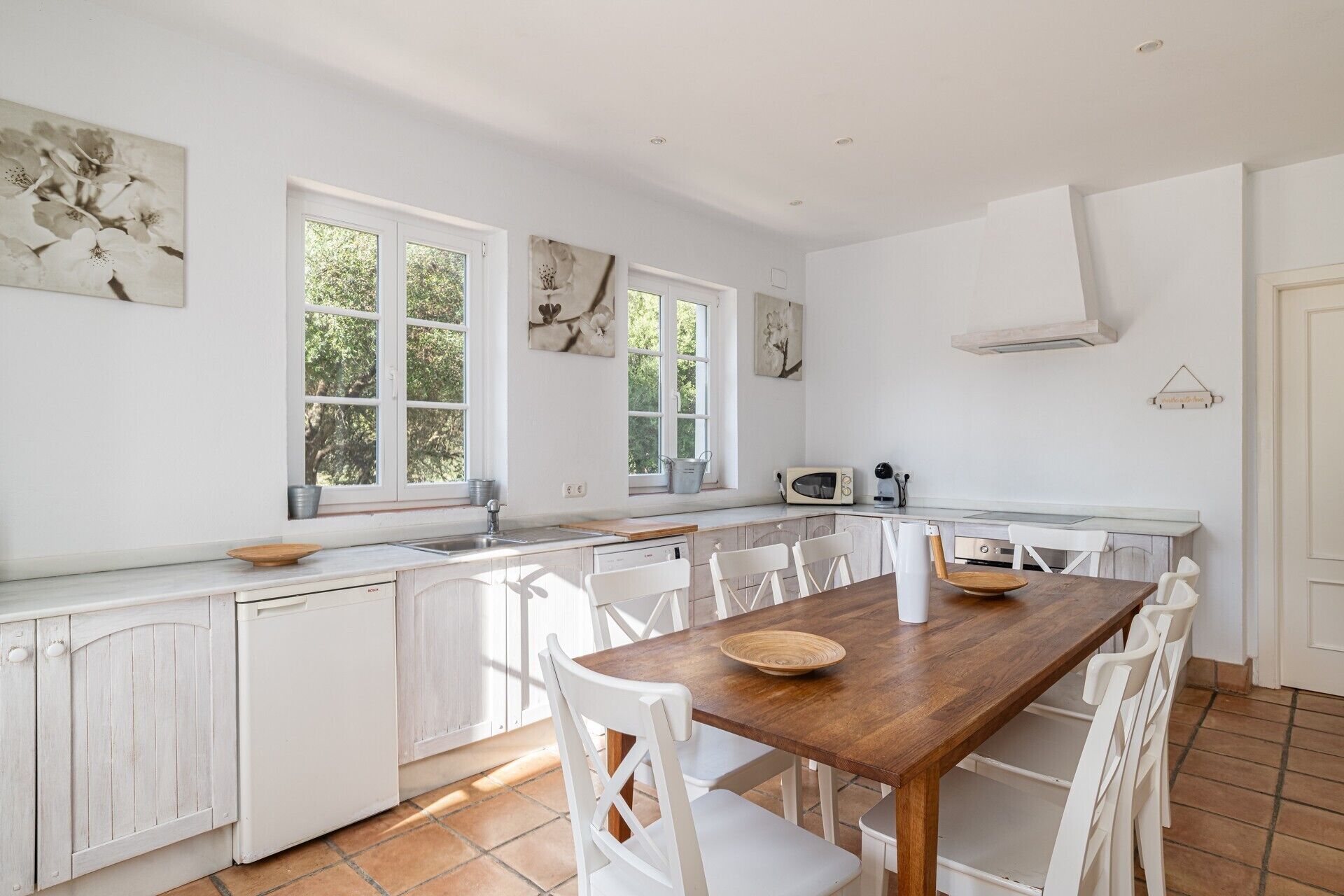 Een koelkast, een magnetron, een oven, een vaatwasser