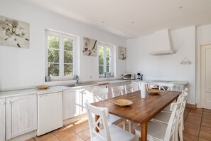 Kylskåp, mikrovågsugn, ugn och diskmaskin