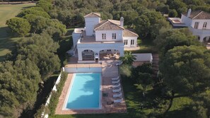 An aerial view of a large estate with a swimming pool, multiple buildings, and lush greenery. - Holiday Home 'Albatros' with Private Pool, Wi-Fi and Air Conditioning (Benalup-Casas Viejas)