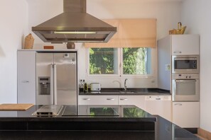 Fridge, microwave, oven, dishwasher - Holiday Home 'Iris' with Private Pool, Wi-Fi and Air Conditioning (Benalup-Casas Viejas)