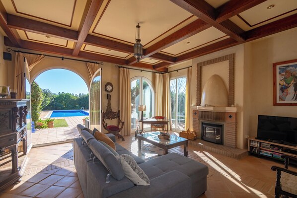 TV - Holiday Home 'Iris' with Private Pool, Wi-Fi and Air Conditioning (Benalup-Casas Viejas)