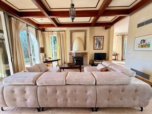 TV - Holiday Home 'Iris' with Private Pool, Wi-Fi and Air Conditioning (Benalup-Casas Viejas)