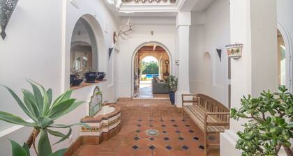 Holiday Home 'Iris' with Private Pool, Wi-Fi and Air Conditioning