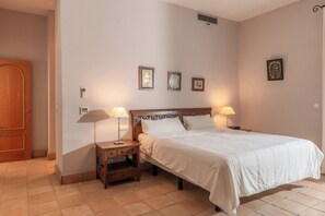 3 soverom, strykejern/-brett, wi-fi (inkludert) og sengetøy