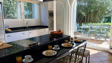 Frigorífico, microondas, horno y lavavajillas