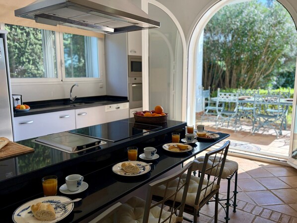 Fridge, microwave, oven, dishwasher - Holiday Home 'Iris' with Private Pool, Wi-Fi and Air Conditioning (Benalup-Casas Viejas)