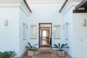 تفاصيل الفندق من الخارج