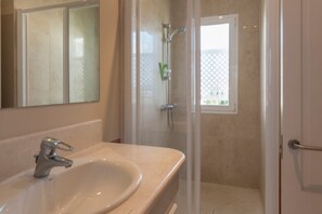 Dusche, Haartrockner, Handtücher