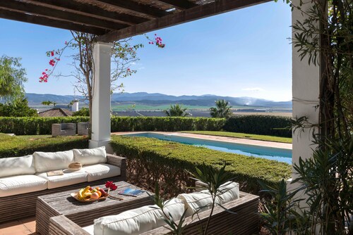 Holiday Home 'Petunia' with Private Pool, Wi-Fi and Air Conditioning