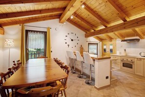 Kylskåp, mikrovågsugn, ugn och spishäll