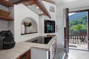 Kühlschrank, Mikrowelle, Ofen, Herdplatte