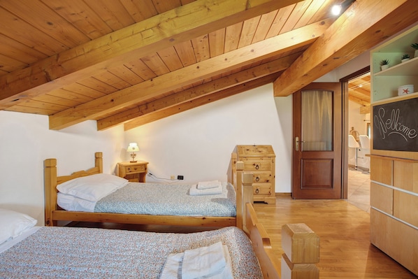 5 bedrooms, iron/ironing board, free WiFi, bed sheets