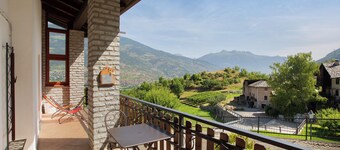 Villa 'A 30 Minuti Da Courmayeur' with Mountain View, Terrace and Wi-Fi